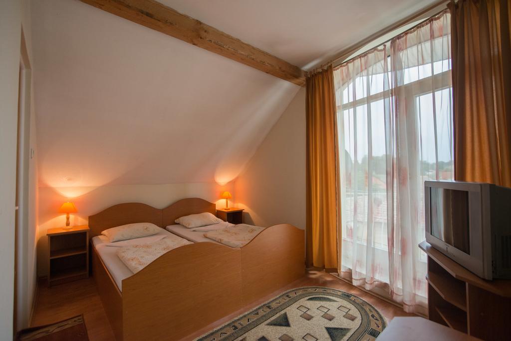 Beluci Panzio Hotel Odorheiu Secuiesc Buitenkant foto